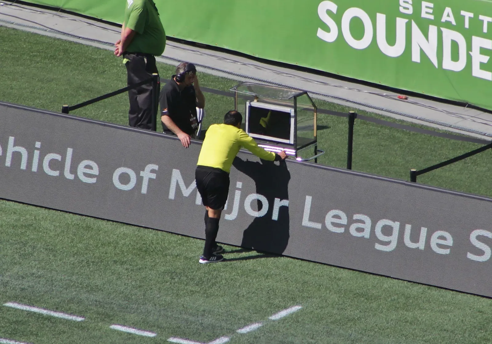 축구 VAR 온필드 리뷰 모니터를 보는 주심
